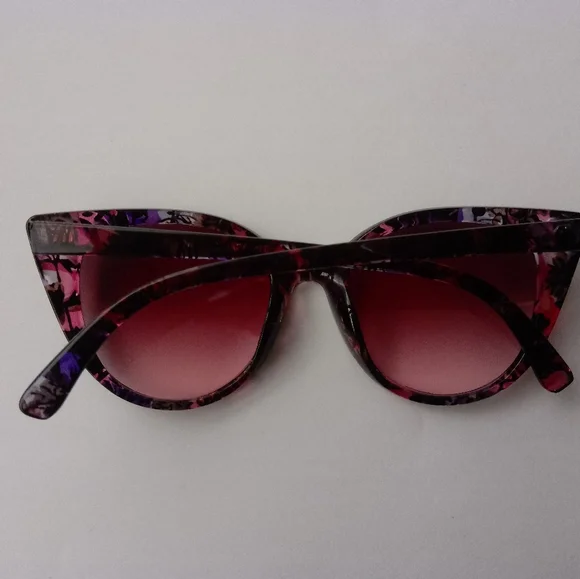 Cateyes  shape Sunglasses like new - Picture 2 of 8